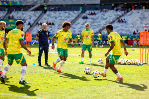 巴西国家足球队在绿茵场上训练的高清图片