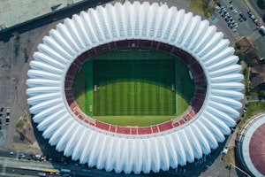 英格兰国家足球队年轻球员在比赛中拼抢的瞬间