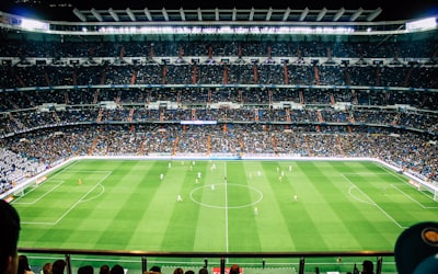 足球比赛中球员激烈争抢头球的瞬间，展示比赛不确定性